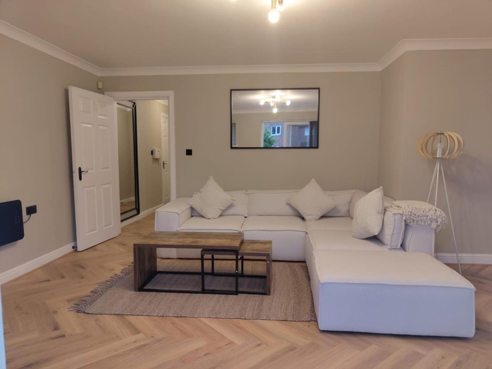 New 2 Bedroom In - Stretford - Old Trafford Close To Football-cricket Ground & Centre Appartement