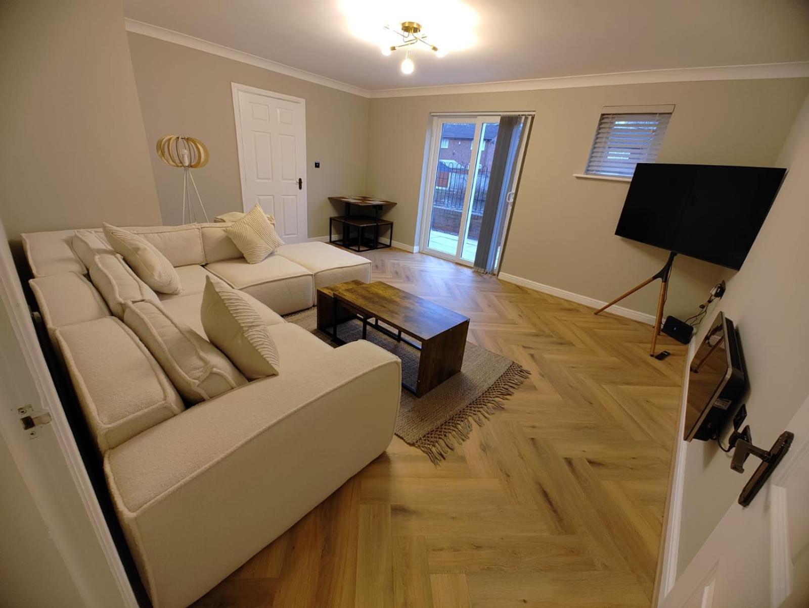 New 2 Bedroom In - Stretford - Old Trafford Close To Football-cricket Ground & Centre Appartement *